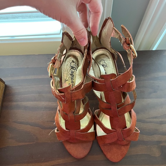 Strappy heels - Picture 3 of 4